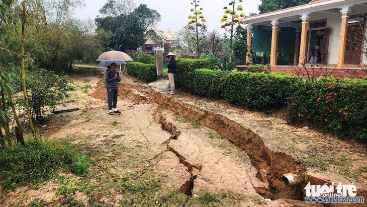 Sạt lở nghiêm trọng ở sông Rào Cùng， người dân lo sợ bị ‘sông nuốt nhà’ - Ảnh 1.